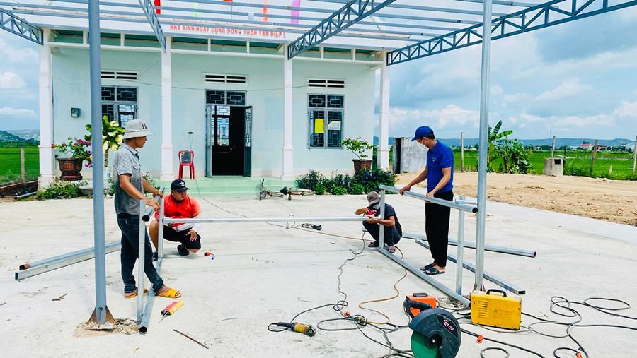 Chi Đoàn thôn Tân Điệp 1 (xã Ia Ake, huyện Phú Thiện) lắp ráp khu vui chơi cho thiếu nhi trong thôn. Ảnh: Minh Nhật