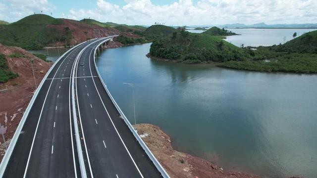 Công ty CP Tập đoàn Thuận An góp mặt nhiều công trình xây cầu ở Quảng Ninh. Ảnh: LÃ NGHĨA HIẾU Công ty CP Tập đoàn Thuận An góp mặt nhiều công trình xây cầu ở Quảng Ninh. Ảnh: LÃ NGHĨA HIẾU