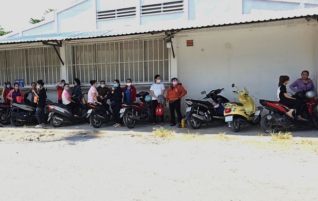Công nhân Công ty TNHH Sản xuất Thương mại May Tuấn Vinh tập trung đến xưởng đòi nợ lương Công nhân Công ty TNHH Sản xuất Thương mại May Tuấn Vinh tập trung đến xưởng đòi nợ lương