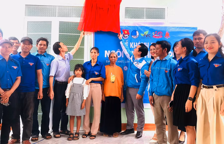 Tỉnh Đoàn-Hội đồng Đội tỉnh Gia Lai trao Ngôi nhà hạnh phúc cho em Đinh Hnit. Ảnh: Phạm Ngọc