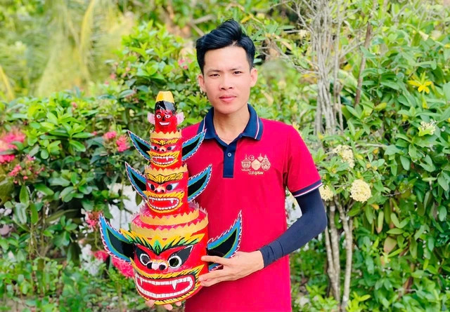 Toàn tự làm mão để trình diễn điệu múa Rô-băm. Ảnh: THANH DUY Toàn tự làm mão để trình diễn điệu múa Rô-băm. Ảnh: THANH DUY