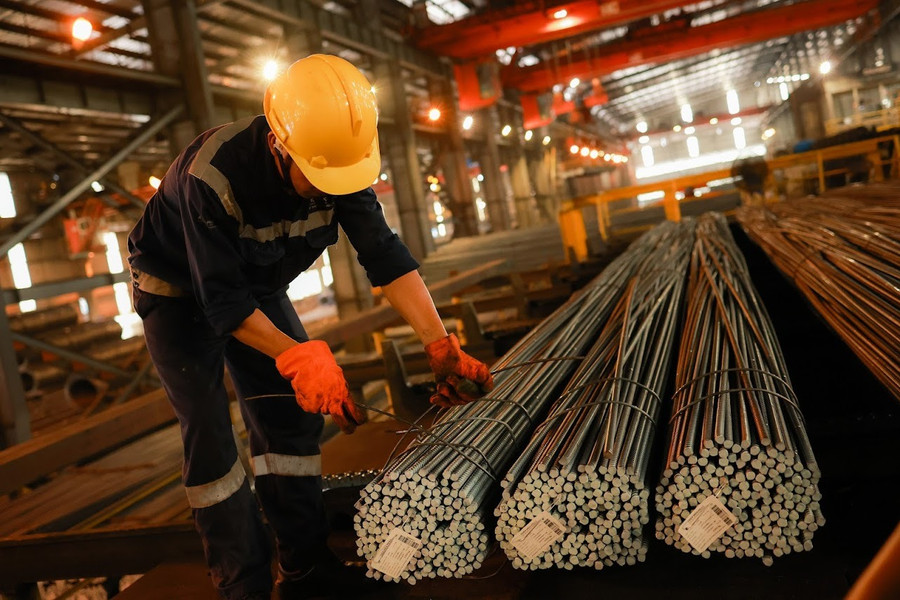 Tiền gửi ngân hàng đổ vào bất động sản sẽ thúc đẩy các ngành sản xuất vật liệu xây dựng như sắt thép, xi măng. Ảnh: Đình Hải