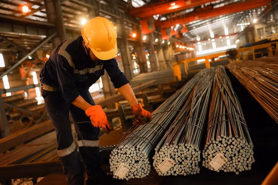 Tiền gửi ngân hàng đổ vào bất động sản sẽ thúc đẩy các ngành sản xuất vật liệu xây dựng như sắt thép, xi măng. Ảnh: Đình Hải