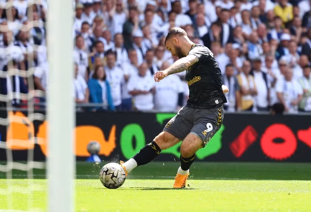 Amdam Amstrong ghi bàn mở tỉ số từ phút 24 cho Southampton.