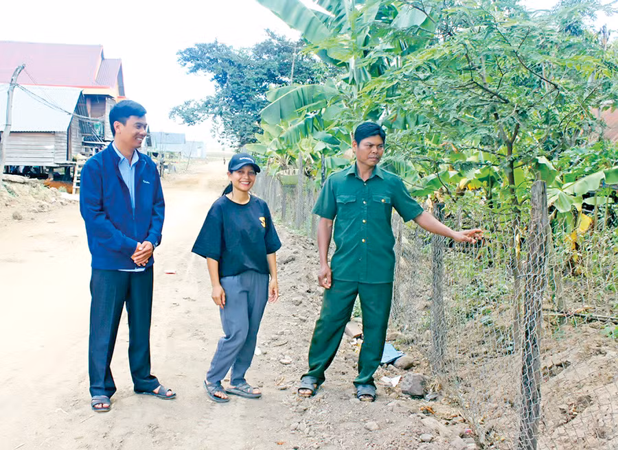 Anh Ksor Suát (bìa phải, buôn Chư Knông, xã Ia Hiao, huyện Phú Thiện) lùi hàng rào, hiến 80 m2 đất để làm đường giao thông nông thôn. Ảnh: N.H