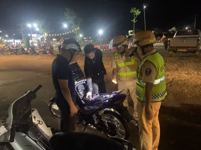 Trạm trưởng y tế vi phạm nồng độ cồn, bị đề nghị xử phạt 35 triệu đồng - Ảnh 1. Thời gian qua, lực lượng CSGT Công an tỉnh Hà Tĩnh tăng cường tuần tra, kiểm tra xử lý về các hành vi vi phạm luật giao thông. Ảnh: TÂN KỲ