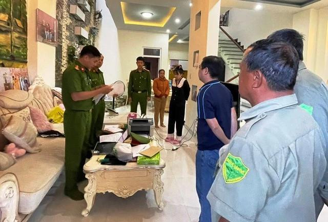 Công an TP.Tam Kỳ đọc quyết định khám xét nơi ở của Phan Thị Khánh Ly. Công an TP.Tam Kỳ đọc quyết định khám xét nơi ở của Phan Thị Khánh Ly.