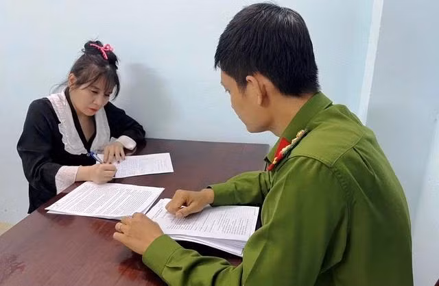 "Công chúa Tam Kỳ" Phan Thị Khánh Ly tại cơ quan điều tra. Ảnh: Nam Thịnh