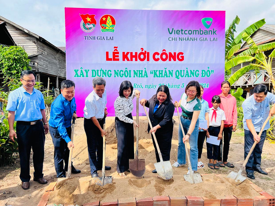 Các đại biểu khởi công xây dựng nhà “Khăn quàng đỏ” cho em Ksor H’Loanh (xã Ia Rtô, thị xã Ayun Pa). Ảnh: P.L Các đại biểu khởi công xây dựng nhà “Khăn quàng đỏ” cho em Ksor H’Loanh (xã Ia Rtô, thị xã Ayun Pa). Ảnh: P.L