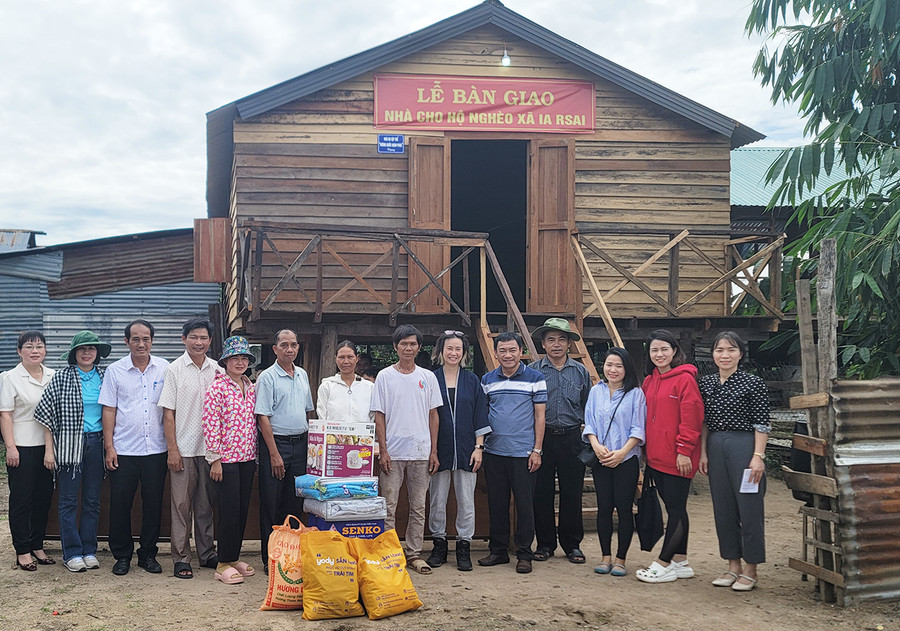 Nhóm từ thiện Vương quốc hạnh phúc (TP. Hồ Chí Minh) cùng đại diện chính quyền địa phương trao nhà và sinh kế cho gia đình chị H'Ben (xã Ia Rsai, huyện Krông Pa). Ảnh: Quang Ngọc Nhóm từ thiện Vương quốc hạnh phúc (TP. Hồ Chí Minh) cùng đại diện chính quyền địa phương trao nhà và sinh kế cho gia đình chị H'Ben (xã Ia Rsai, huyện Krông Pa). Ảnh: Quang Ngọc