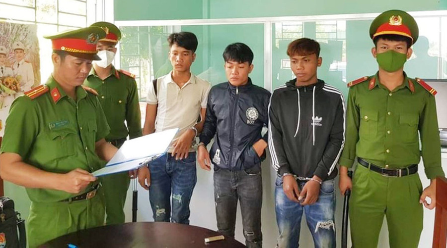 Công an huyện Phú Thiện thi hành lệnh bắt tạm giam các đối tượng để điều tra về hành vi giết người (ảnh cơ quan Công an cung cấp). Công an huyện Phú Thiện thi hành lệnh bắt tạm giam các đối tượng để điều tra về hành vi giết người (ảnh cơ quan Công an cung cấp).