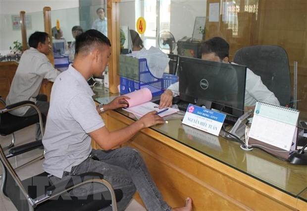 Người dân làm thủ tục hành chính tại bộ phận một cửa UBND thành phố Ninh Bình. (Ảnh: Hải Yến/TTXVN) Người dân làm thủ tục hành chính tại bộ phận một cửa UBND thành phố Ninh Bình. (Ảnh: Hải Yến/TTXVN)