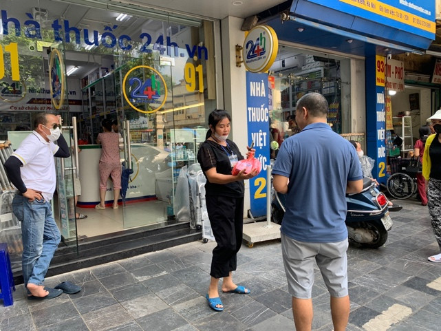 Ngày nào con của bệnh nhân N.V.H cũng chi hơn 3 triệu đồng để mua thuốc ngoài trong suốt hơn 20 ngày bố anh điều trị tại Bệnh viện Việt Đức.