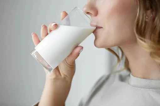 Uống sữa ít béo có bổ sung vitamin D có thể giúp bạn kéo dài tuổi thọ. Ảnh: Pexels Uống sữa ít béo có bổ sung vitamin D có thể giúp bạn kéo dài tuổi thọ. Ảnh: Pexels