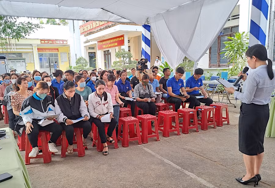 Phiên giao dịch việc làm tại các địa phương luôn thu hút đông đảo người dân tham gia (ảnh đơn vị cung cấp).