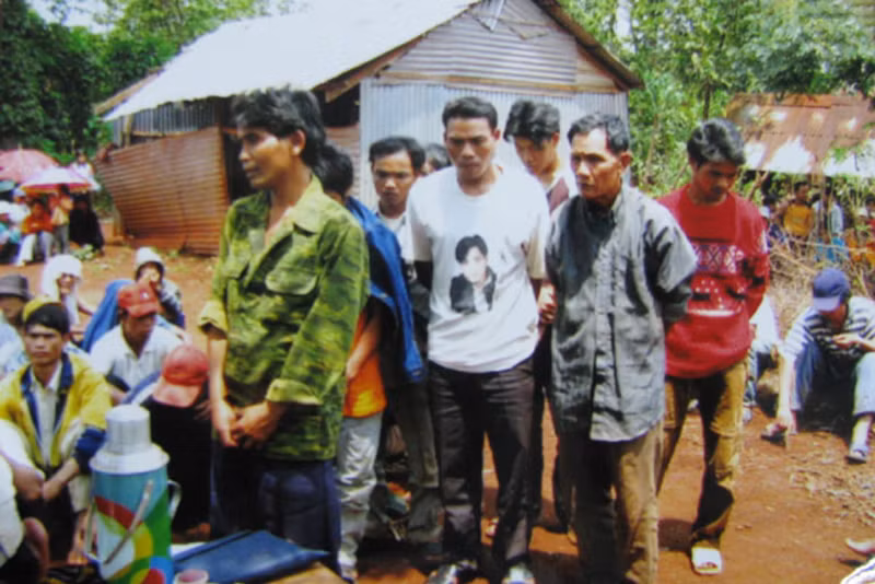 Những người theo FULRO trở về buôn làng sau khi được lực lượng chức năng vận động. Ảnh tư liệu