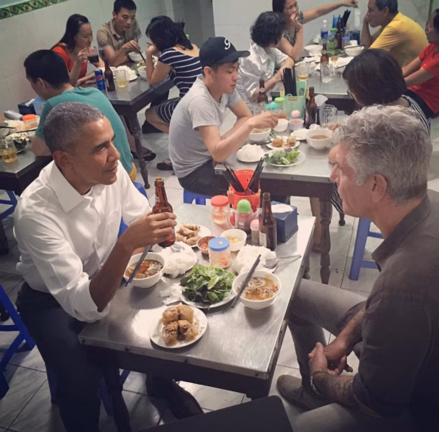 Siêu đầu bếp Anthony Bourdain ăn bún chả cùng Tổng thống Mỹ Barack Obama thời điểm 2016. Ảnh: SCMP