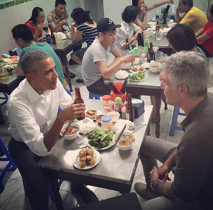 Ẩm thực Việt Nam không chỉ có bún, bánh mì và quán bình dân - Ảnh 1. Siêu đầu bếp Anthony Bourdain ăn bún chả cùng Tổng thống Mỹ Barack Obama thời điểm 2016. Ảnh: SCMP