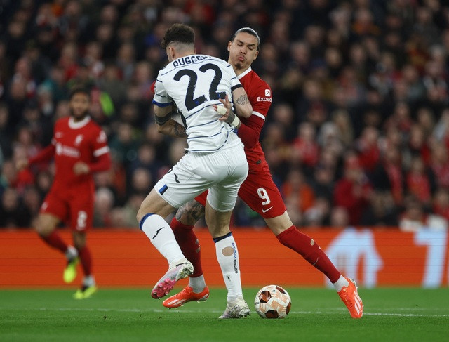 Darwin Nunez và hình ảnh bất lực của hàng công Liverpool. Darwin Nunez và hình ảnh bất lực của hàng công Liverpool.