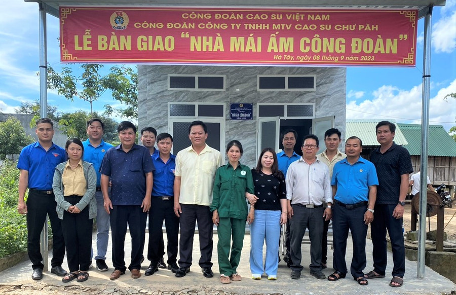 Công đoàn Cao su Chư Păh trao nhà Mái ấm công đoàn cho Công nhân Hyỡk dân tộc Banah ở nông trường Hà Tây. Ảnh: Hà Đức Thành Công đoàn Cao su Chư Păh trao nhà Mái ấm công đoàn cho Công nhân Hyỡk dân tộc Banah ở nông trường Hà Tây. Ảnh: Hà Đức Thành