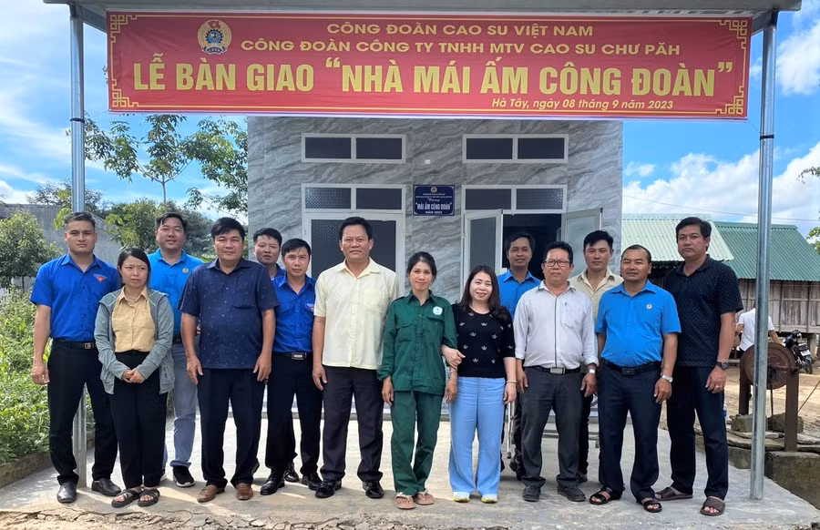 Công đoàn Cao su Chư Păh trao nhà Mái ấm công đoàn cho Công nhân Hyỡk dân tộc Banah ở nông trường Hà Tây. Ảnh: Hà Đức Thành