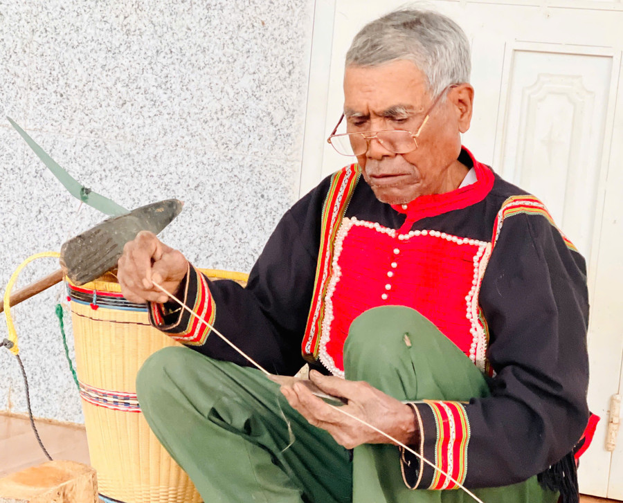 Ông Ak (làng Chuet 2, phường Thắng Lợi) đã dành trọn cuộc đời để bảo tồn nghề đan lát với mong muốn lưu giữ cho thế hệ mai sau. Ảnh: T.D