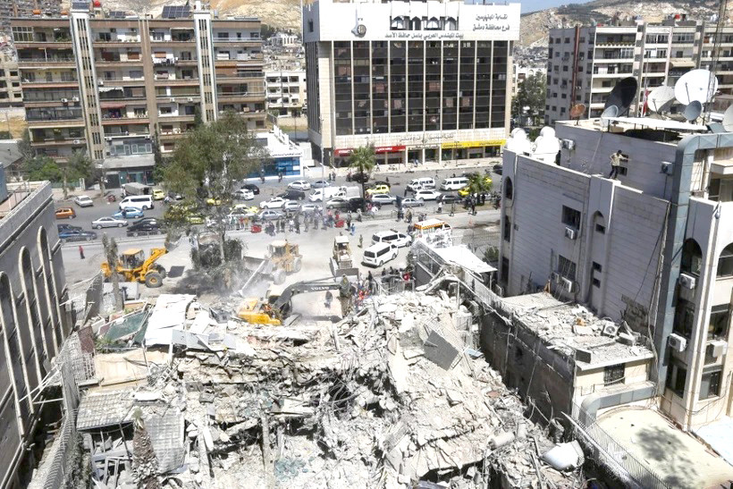 Hiện trường đổ nát sau vụ tấn công nhằm vào tòa nhà Lãnh sự quán Iran ở Damascus, Syria ngày 2-4. Ảnh: AFP/TTXVN Hiện trường đổ nát sau vụ tấn công nhằm vào tòa nhà Lãnh sự quán Iran ở Damascus, Syria ngày 2-4. Ảnh: AFP/TTXVN