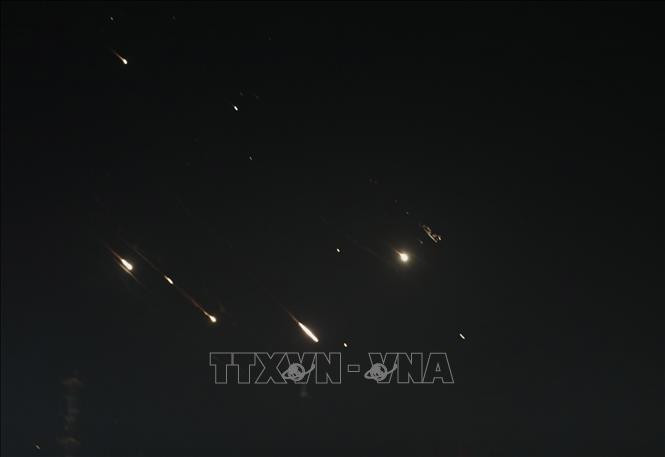 Hệ thống phòng không Iron Dome (Vòm Sắt) của Israel được kích hoạt tại Jerusalem để đánh chặn máy bay không người lái (UAV) và tên lửa từ Iran tối 13/4/2024. Ảnh: THX/TTXVN