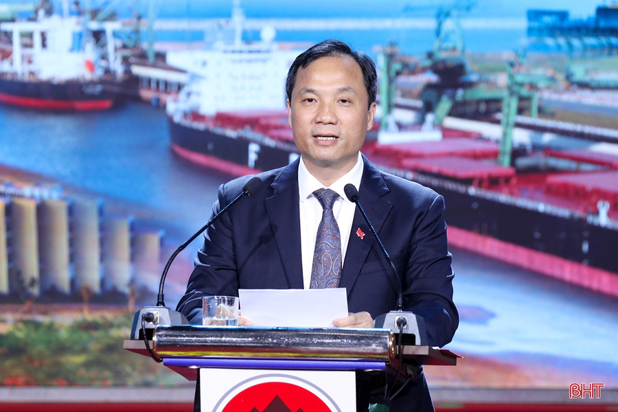 Bí thư Tỉnh ủy Hoàng Trung Dũng phát biểu tổng kết hội nghị.