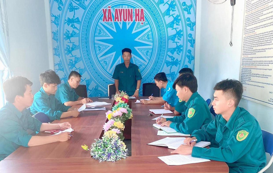 Anh Phạm Bá Cát triển khai kế hoạch cho lực lượng dân quân thường trực. Ảnh: V.H Anh Phạm Bá Cát triển khai kế hoạch cho lực lượng dân quân thường trực. Ảnh: V.H