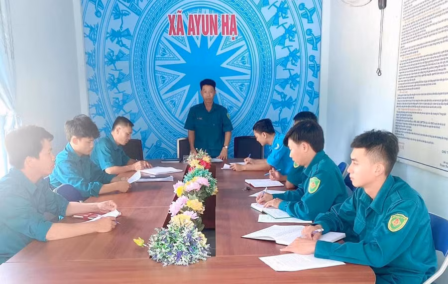 Anh Phạm Bá Cát triển khai kế hoạch cho lực lượng dân quân thường trực. Ảnh: V.H