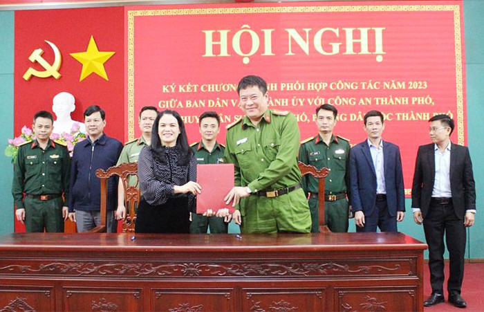 Thượng Tá Nguyễn Phương Nam - Trưởng Công an thành phố Thái Nguyên tại lễ ký kết phối hợp với Ban Dân vận thành ủy trong công tác tuyên truyền, vận động bảo đảm an ninh, trật tự trên địa bàn, năm 2023. Thượng Tá Nguyễn Phương Nam - Trưởng Công an thành phố Thái Nguyên tại lễ ký kết phối hợp với Ban Dân vận thành ủy trong công tác tuyên truyền, vận động bảo đảm an ninh, trật tự trên địa bàn, năm 2023.