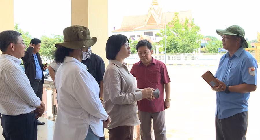 Phó Chủ tịch UBND tỉnh Nguyễn Thị Thanh Lịch (thứ 3 từ phải sang) kiểm tra địa điểm tổ chức lễ tiễn, lễ cầu siêu liệt sĩ tại tỉnh Stung Treng, Vương quốc Campuchia. Ảnh: Đoàn Bình