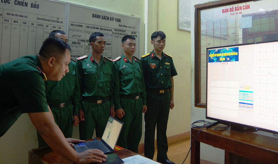 Thiếu tá Ung Nho Trường giới thiệu phần mềm huấn luyện tiêu đồ với cán bộ, chiến sĩ trong đơn vị. Ảnh: V.H