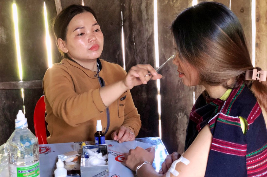 Thành viên Địa chỉ tin cậy làng Groi (xã Ya Hội) chăm sóc vết thương cho nạn nhân bạo lực gia đình. Ảnh: T.D