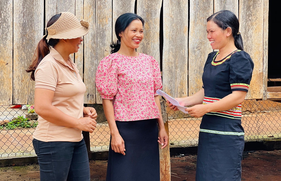 Chị Rah Lan Khăng (bìa phải) hướng dẫn hội viên, phụ nữ tham gia tiết kiệm để phát triển kinh tế gia đình. Ảnh: T.D Chị Rah Lan Khăng (bìa phải) hướng dẫn hội viên, phụ nữ tham gia tiết kiệm để phát triển kinh tế gia đình. Ảnh: T.D