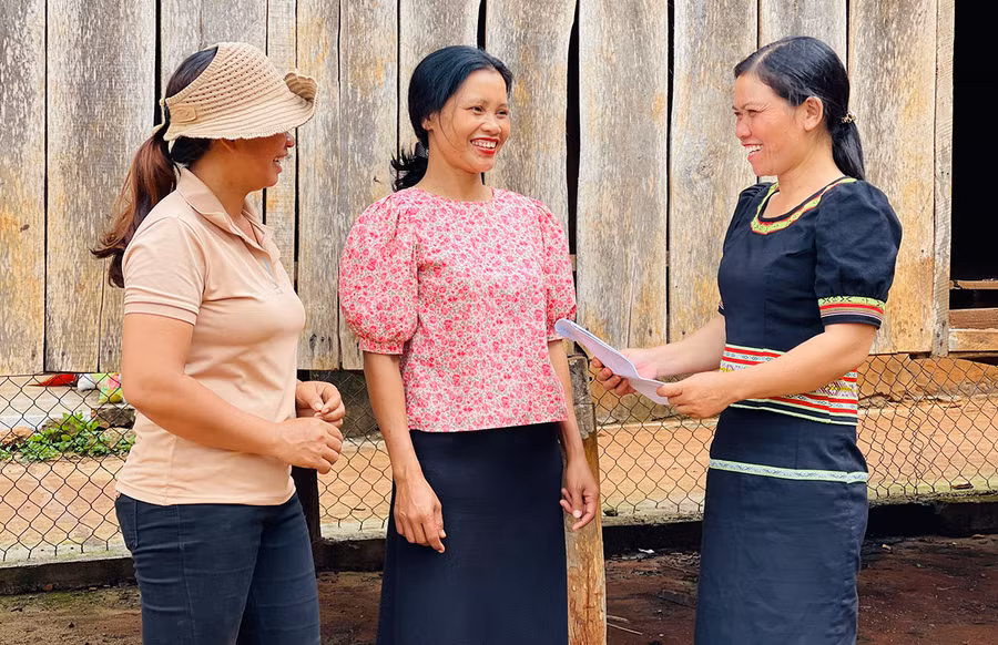 Chị Rah Lan Khăng (bìa phải) hướng dẫn hội viên, phụ nữ tham gia tiết kiệm để phát triển kinh tế gia đình. Ảnh: T.D
