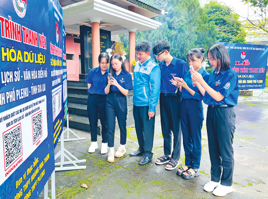 Thành Đoàn Pleiku triển khai việc số hóa dữ liệu các di tích lịch sử-văn hóa. Ảnh: T.B