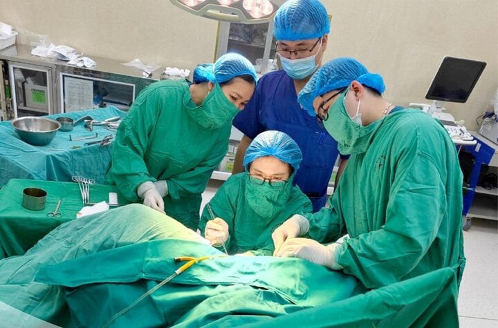 Các bác sĩ phẫu thuật cho người bệnh. Ảnh: Bệnh viện cung cấp
