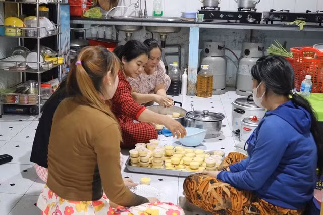 Các bà mẹ bệnh nhi ung thư đang nấu đồ ăn miễn phí ở nhà lưu trú 0 đồng của chị Linh. Ảnh:UYỂN NHI