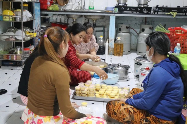 Các bà mẹ bệnh nhi ung thư đang nấu đồ ăn miễn phí ở nhà lưu trú 0 đồng của chị Linh. Ảnh:UYỂN NHI Các bà mẹ bệnh nhi ung thư đang nấu đồ ăn miễn phí ở nhà lưu trú 0 đồng của chị Linh. Ảnh:UYỂN NHI