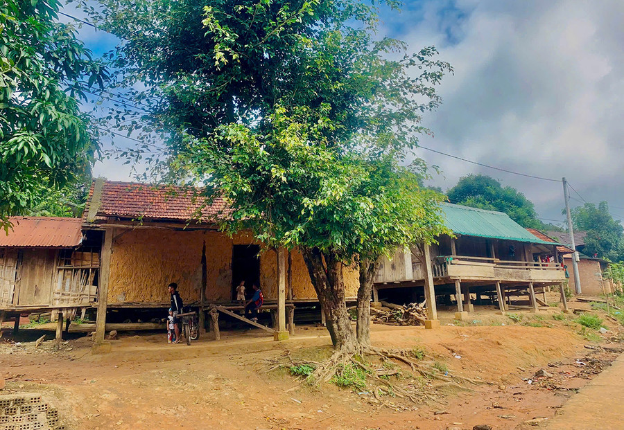 Trên đường dễ dàng thấy được những ngôi nhà vách đất lợp mái ngói đượm màu thời gian. Ảnh: V.T.T Trên đường dễ dàng thấy được những ngôi nhà vách đất lợp mái ngói đượm màu thời gian. Ảnh: V.T.T