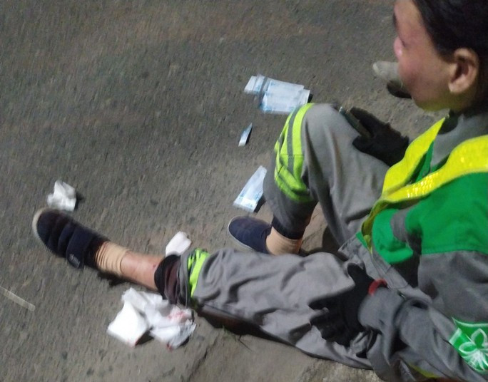 Hai nữ công nhân quét rác bị nhóm thanh niên dùng súng bắn lúc rạng sáng - Ảnh 2. Kết quả chụp phim cho thấy chị Khải bị bắn 3 phát đạn vào người