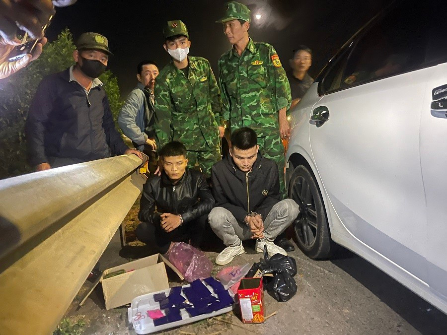 Lực lượng chức năng bắt giữ 2 đối tượng cùng tang vật Lực lượng chức năng bắt giữ 2 đối tượng cùng tang vật