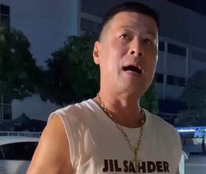 Nguyễn Quang Hưng thời điểm bị yêu cầu thổi nồng độ cồn.