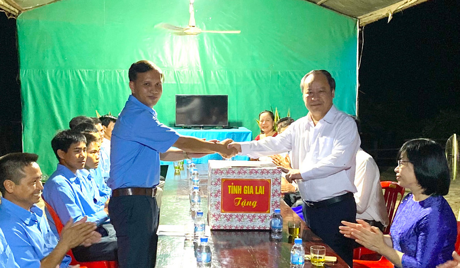 Đoàn lãnh đạo tỉnh Gia Lai đã đến thăm Đội K52 đang làm nhiệm vụ tại tại Campuchia hướng tỉnh Preah Vi Hear. Ảnh: Hà Duy Đoàn lãnh đạo tỉnh Gia Lai đã đến thăm Đội K52 đang làm nhiệm vụ tại tại Campuchia hướng tỉnh Preah Vi Hear. Ảnh: Hà Duy