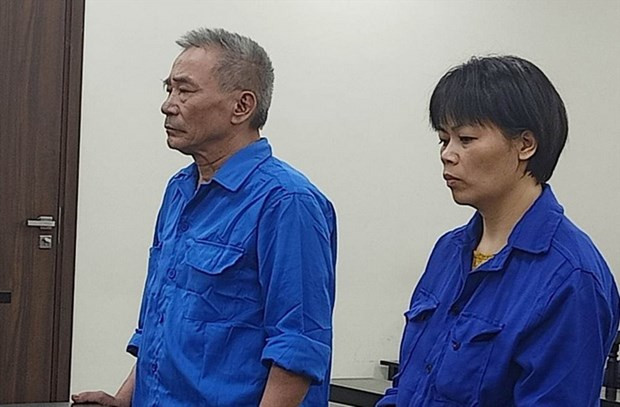 "Cặp đôi" lừa đảo Lại Thị Vân và Phạm Bá Trạc tại phiên tòa sơ thẩm. (Nguồn: Báo Lao động) "Cặp đôi" lừa đảo Lại Thị Vân và Phạm Bá Trạc tại phiên tòa sơ thẩm. (Nguồn: Báo Lao động)