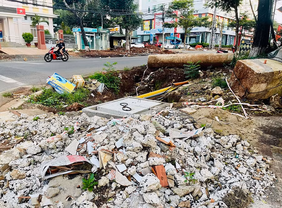 Vẫn còn tình trạng người dân xả rác thải không đúng nơi quy định. Ảnh: Bích Hà