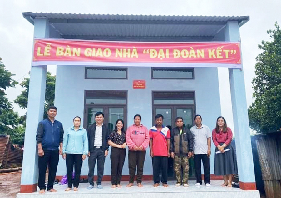 Trao nhà "Đại đoàn kết" cho gia đình ông Yỡnh, thôn Groi Wêt, xã Glar. Ảnh: Minh Vy Trao nhà "Đại đoàn kết" cho gia đình ông Yỡnh, thôn Groi Wêt, xã Glar. Ảnh: Minh Vy