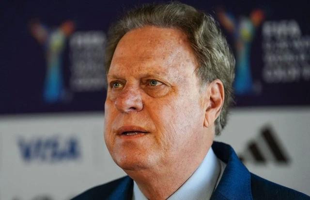 Ông Ramnn Jesurun trong một sự kiện của bóng đá Colombia. ẢNH AFP